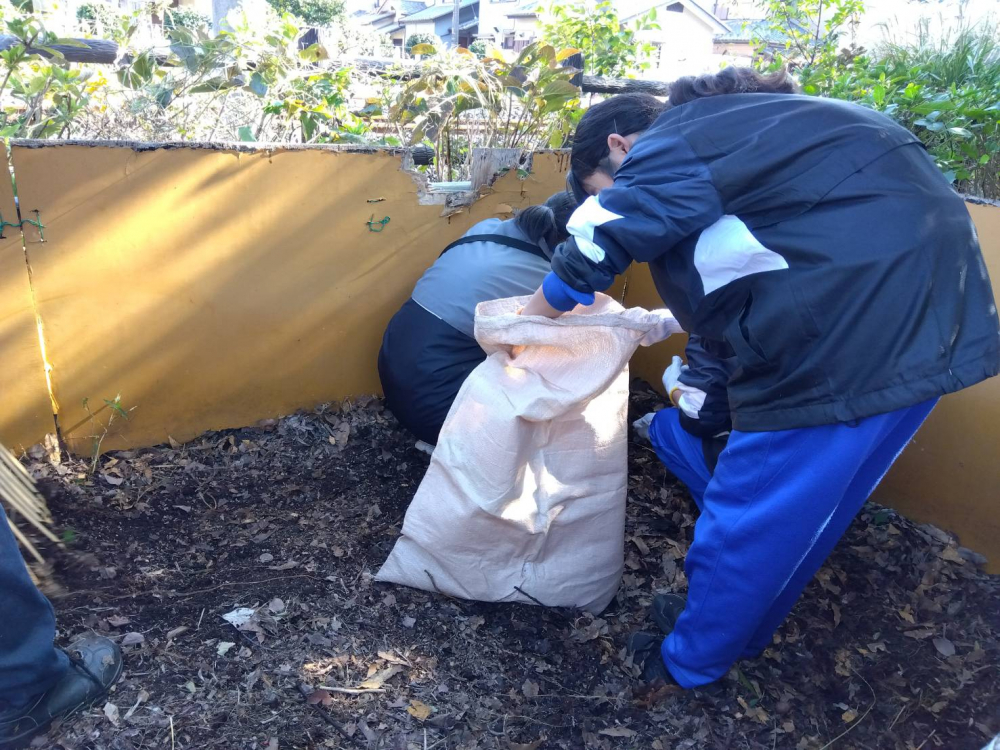 腐葉土を袋詰めにしている様子2